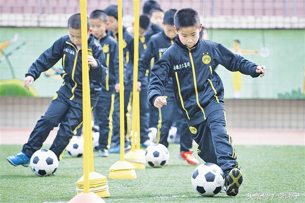 致力于校园足球青训的发展,校园足球青训主要该练什么