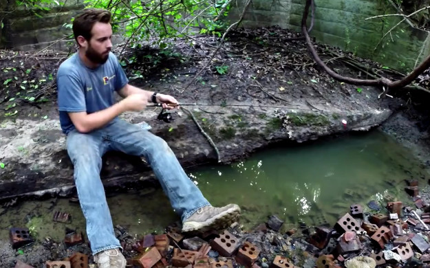 男子用迷你鱼竿钓鱼,农村小伙用鱼竿钓到鱼