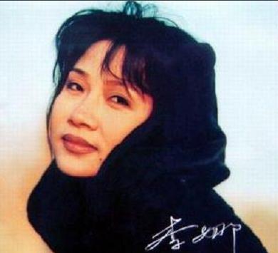 5岁与母亲相依为命，一曲成歌坛传奇，巅峰时皈依佛门原因成迷