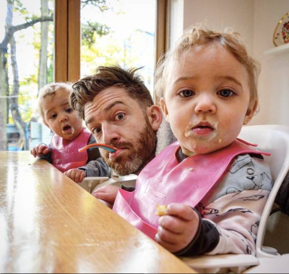 一个娃就够呛了，家有四个小公主怎么办？