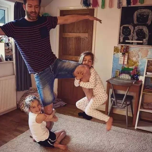 一个娃就够呛了，家有四个小公主怎么办？