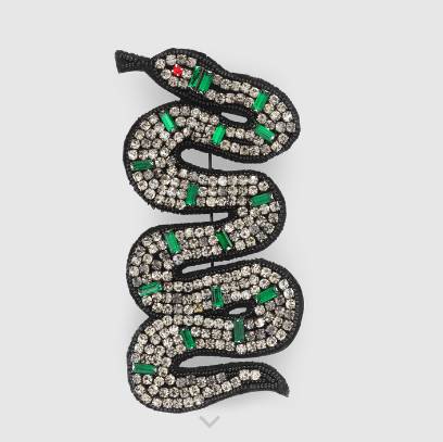 驼色大衣戴胸针,黑色大衣适合戴的胸针