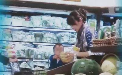 郭晶晶霍启刚逛超市视频,霍启刚郭晶晶逛街买菜