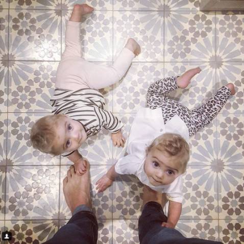 一个娃就够呛了，家有四个小公主怎么办？