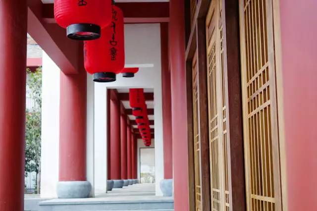 一个长得像李小龙的男人，在长泰一村子里，建了个千与千寻的奇幻世界