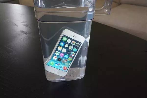 手机屏进水有水印简单的解决方法,手机进水黑屏了但是有声音怎么办