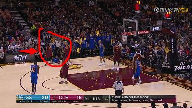 勇士球员一个一个倒下,勇士摔倒