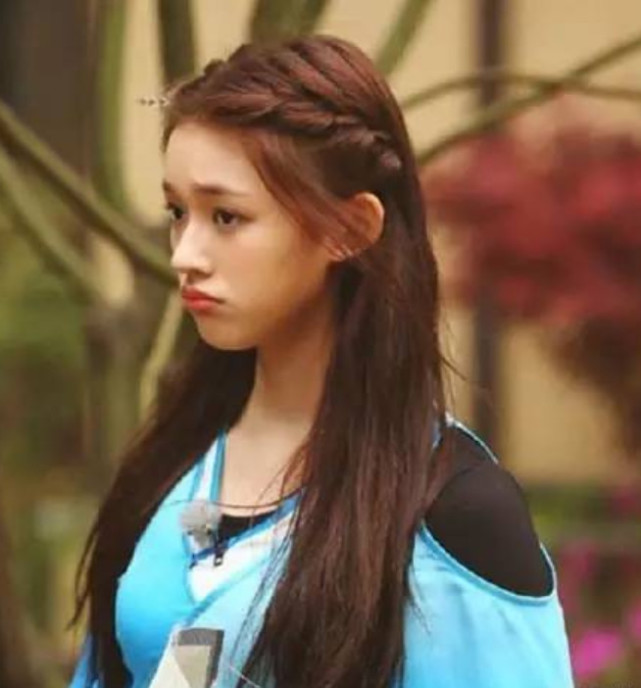 刘海不长不短尴尬期怎么弄好看,刘海两边太短了好丑怎么补救