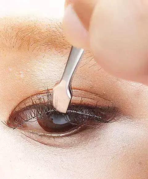 新手刷睫毛的正确方法,刷睫毛的好办法