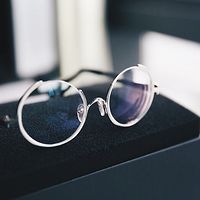 柯南戴白眼镜图片,柯南同款眼镜戴上之后能看见吗