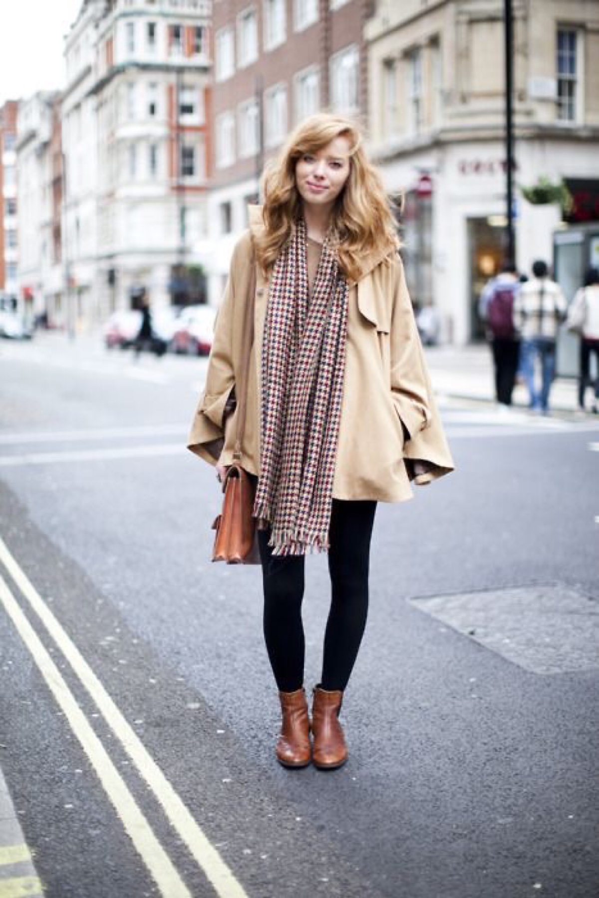 围巾穿出时髦范,时髦的围巾系法