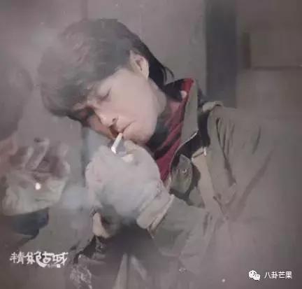 要被靳东的角色蒙蔽了双眼,他本人只有四岁,不能再多!