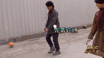 要被靳东的角色蒙蔽了双眼,他本人只有四岁,不能再多!