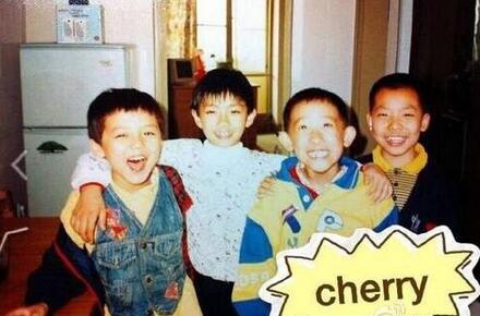 耿直鹿晗真是好脚力，身高不够，踮脚来补，带动大家一起踮起来