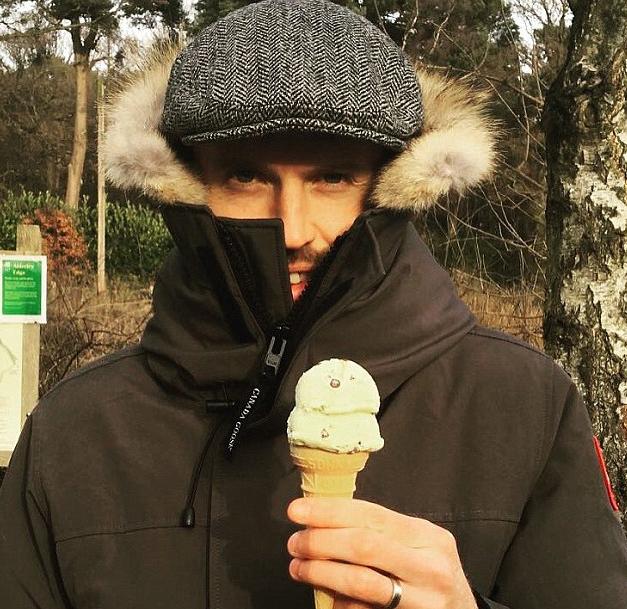 邮报：曼联老将卡里克寒风中享用冰激凌