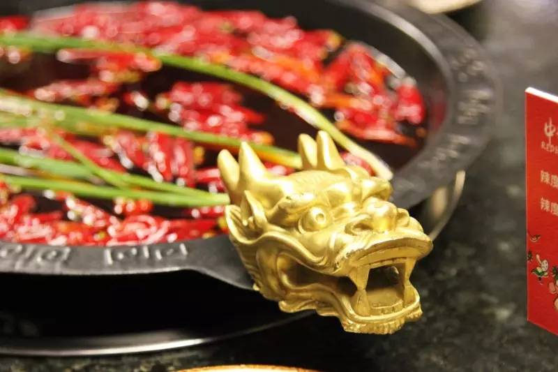 「有福利！」凤望龙门开业来，只有四人吃到最后的特辣锅，我们挑战了全素菜