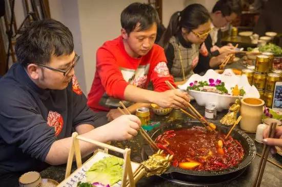 「有福利！」凤望龙门开业来，只有四人吃到最后的特辣锅，我们挑战了全素菜