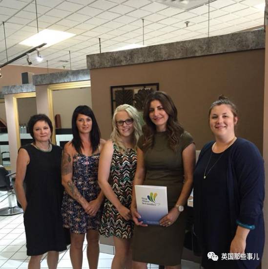 这群美发师不会向你推销会员卡,她们找你套近乎,很可能是要救你的命