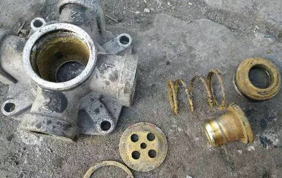 挂车阀冻住了加防冻液可以吗,挂车刹车鼓与刹车片冻住