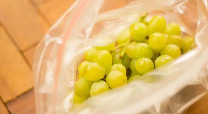 苹果切开后会氧化有什么办法,苹果切开久了变色还能吃吗