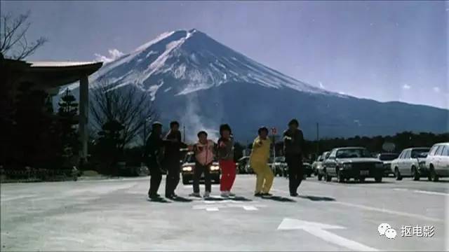 功夫瑜伽成龙和蛇,功夫瑜伽成龙带着狮子飙车