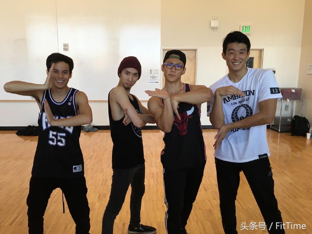 踢足球健身男,踢踢球跳跳舞