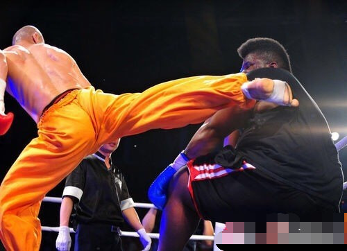 一龙重拳889磅接近泰森,虐400斤美保镖,11秒KO法冠军