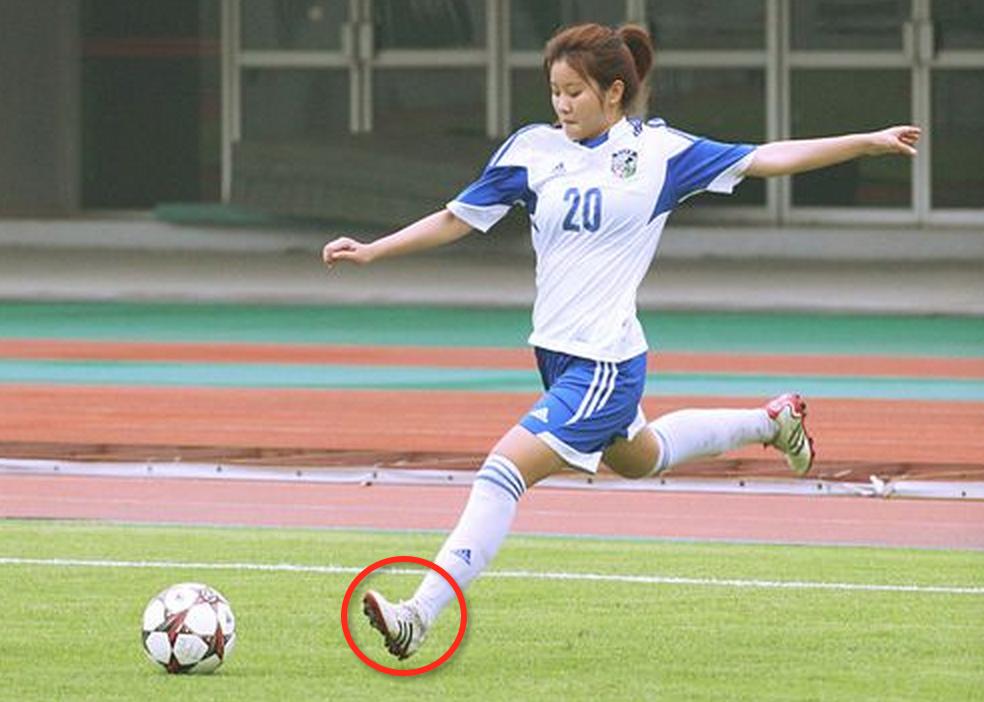 逆足边路传中教学,边路传中技术图示