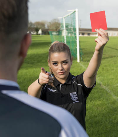 这些美女一登场，整个球场的人都暂停看球了