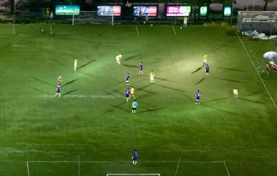 足球场球迷疯狂闯进场内,足球疯狂球迷冲场庆祝