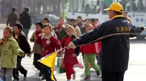 交通协管员“贴条”,是违法的吗?