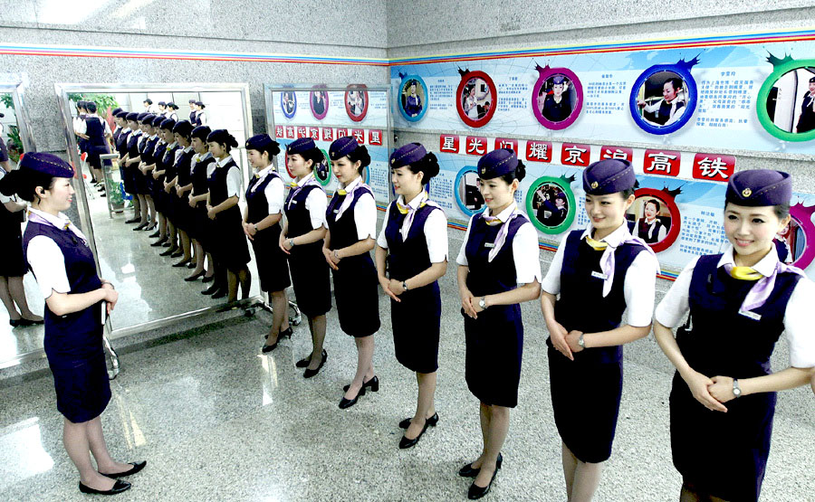 绿皮车和高铁乘务员工资待遇,高铁乘务员工资最低有多少