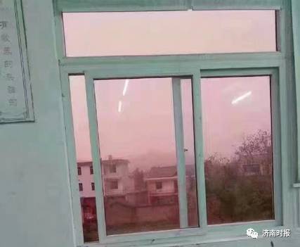 一男孩被多人围殴逼着下跪道歉,男童遭多名青年殴打被逼下跪磕头