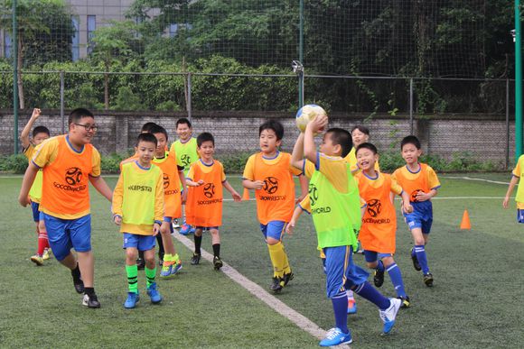 东莞的孩子有福啦!本周末体验英超曼城体系专业少儿足球课!