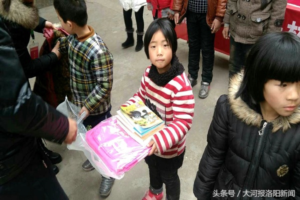 跑了大半个洛阳城买礼物—拿到新年礼物,孩子们笑了,家长却哭了