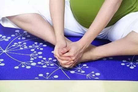 怀孕肚子抽筋疼怎么回事,推肚子晚上抽筋怎么回事