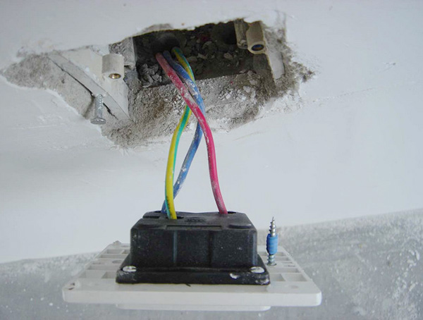 家里的插座坏了如何修理,家里的插座坏了怎么维修