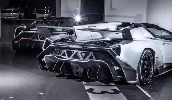 全球就9台的*博兰**基尼毒药，他一出手就买了俩，一黑一白