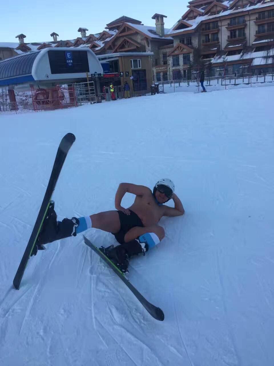 仅着短裤在冰屋里待三天两夜，秦皇岛奇人告诉你：这都不是事儿！