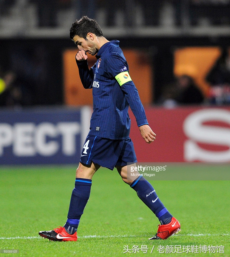 足球鞋阿迪和耐克谁更强,足球鞋耐克暗杀系列