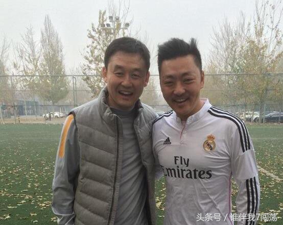 这个和孙继海合影的健硕男叫赵达，为演鬼吹灯王胖子，成了这样！