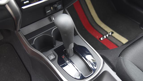 它顶配不到12万轻松装4个大登机箱省油堪比混动