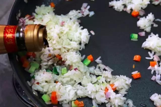 今天来分享一道鸡翅包饭的教程,如何制作正宗鸡翅包饭