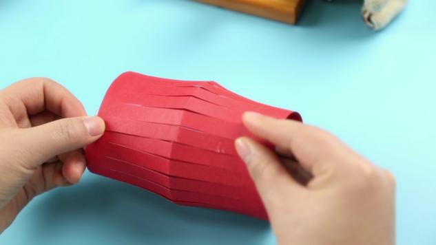 用小彩纸做灯笼最简单的方法新手,用15厘米的纸做灯笼教程