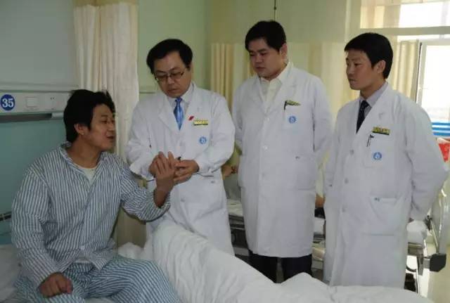 包头这个男子只要出现就被团团围堵，原因竟是……