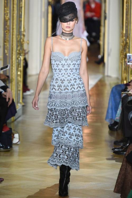 2021春夏高定礼服走秀图,2023年时装秀高定礼服图片