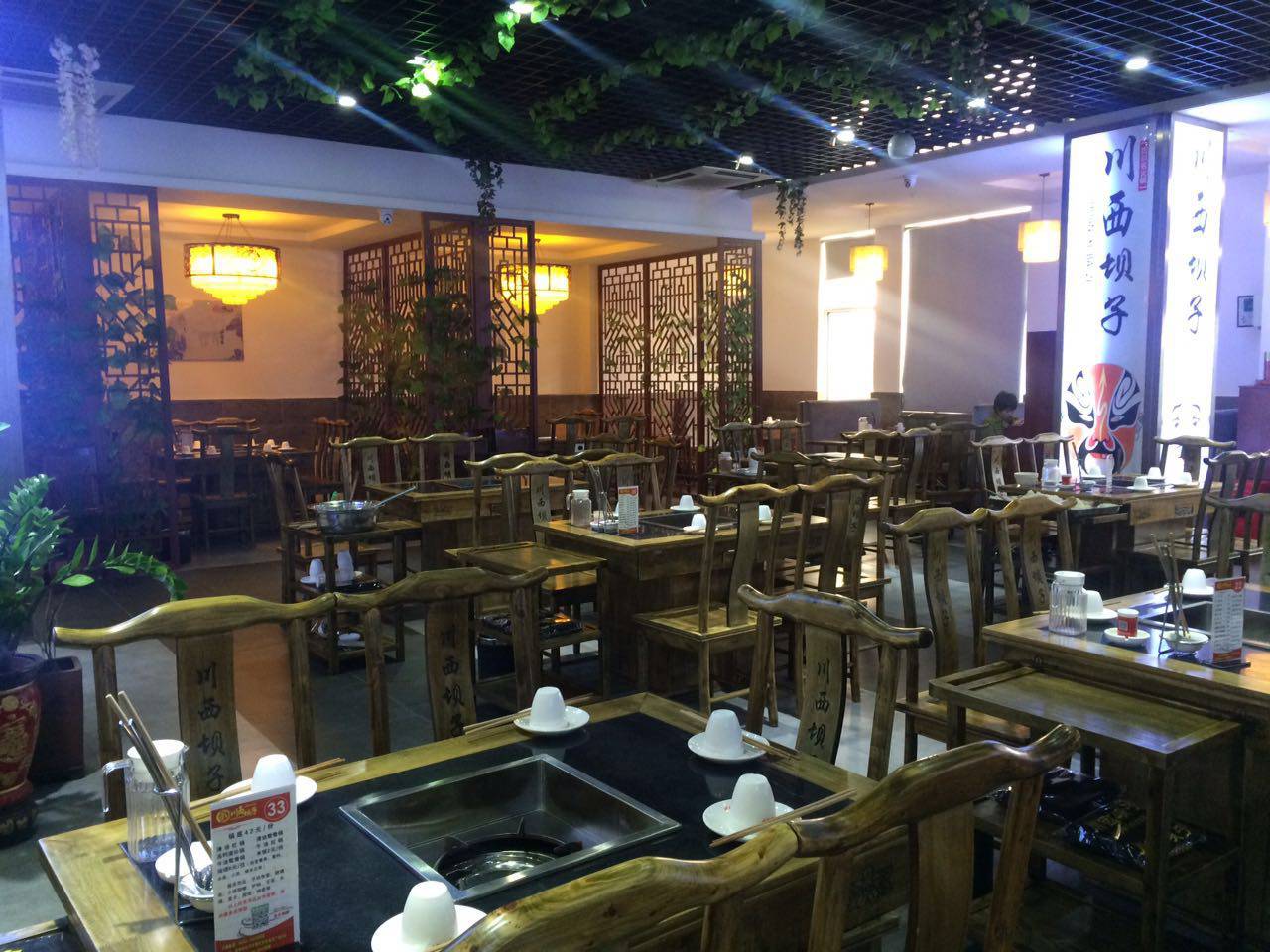 蚌埠这家店真奇怪，吃饭要看颜色，还送苹果笔记本电脑和爱疯七……