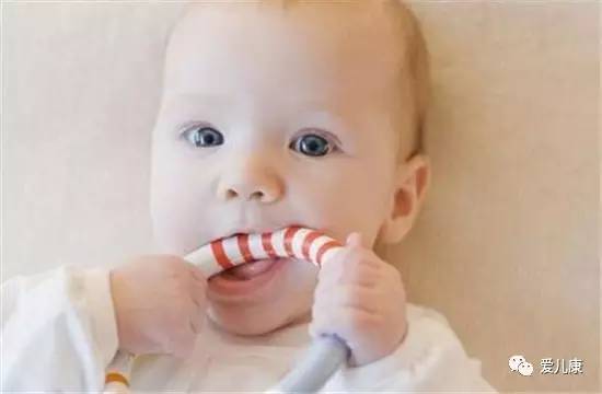 怎样有效改正宝宝咬下嘴唇的习惯,两岁宝宝咬嘴唇怎么矫正