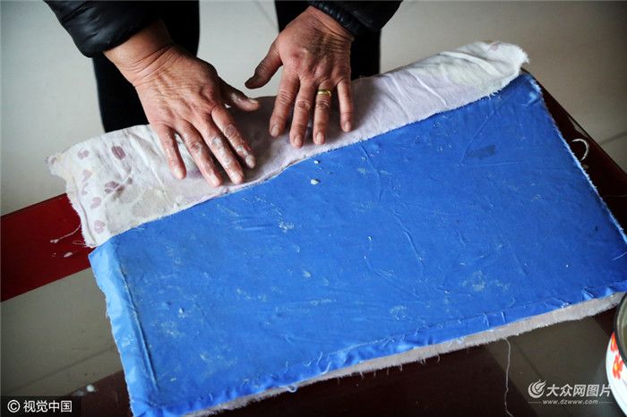 针线间的爱探访*安泰**手艺人制作绣花鞋垫