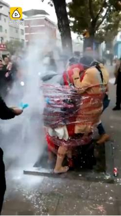 闹婚又来了!昭通新婚夫妻伴郎伴娘被捆树上伴娘脱衣挣脱